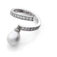 Bague genre serpent sertie d'une perle Chaumet Bague sertie de diamants et d'une perle